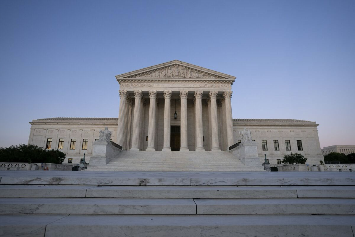 Link Preview: 
Supreme Court Clears Trump to Send Migrants to South Sudan: The US Supreme Court said the Trump administration is free to send eight migrants to South Sudan, rejecting a judge’s interpretation of a recent high court decision.