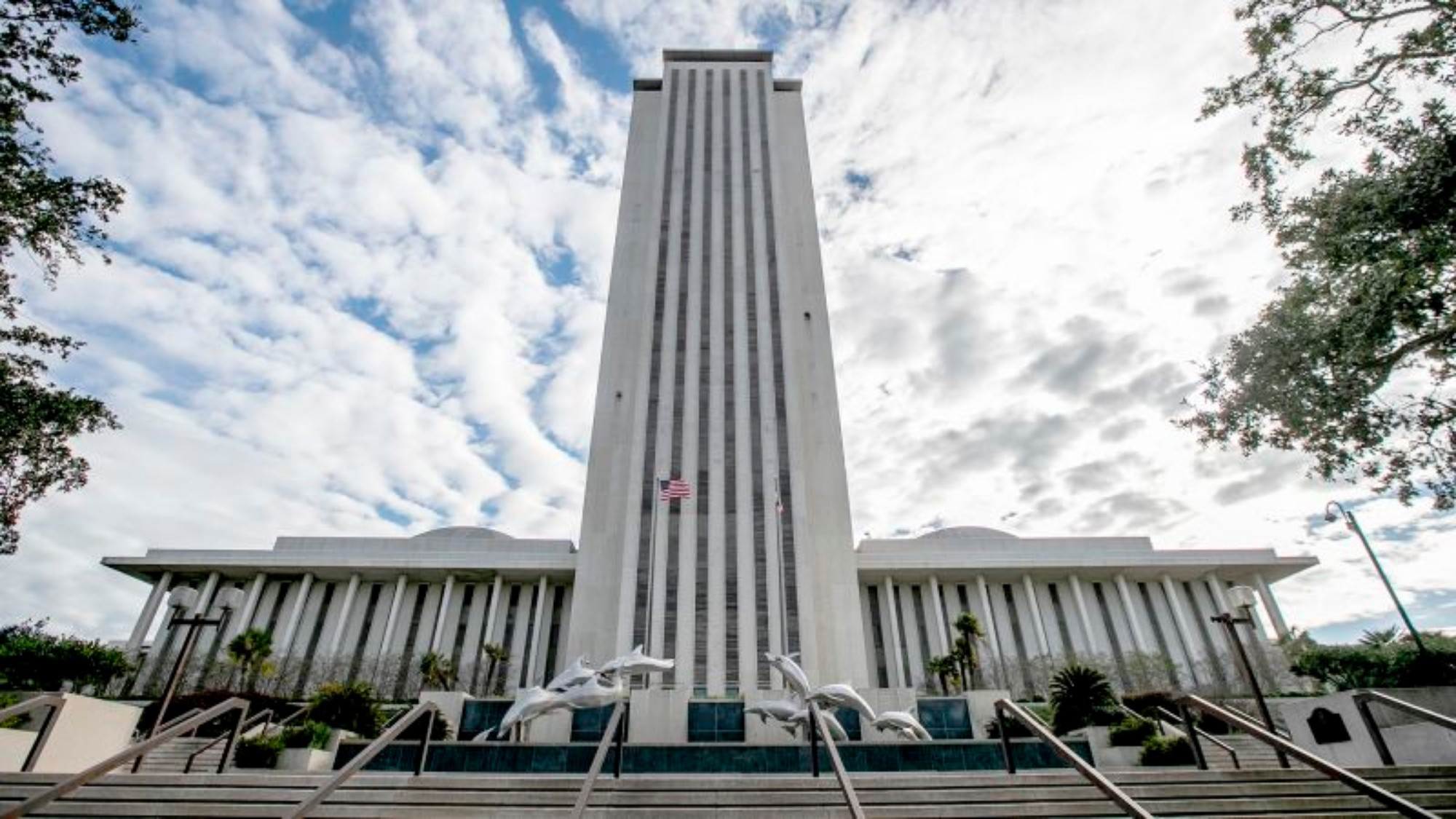 Link Preview: 
Florida debates lifting some child labor laws to fill jobs vacated by undocumented immigrants | CNN Business: Florida has been working for years to crack down on employers that hire undocumented immigrants. But that presented a problem for businesses in the state that are desperate for workers to fill low-wag...